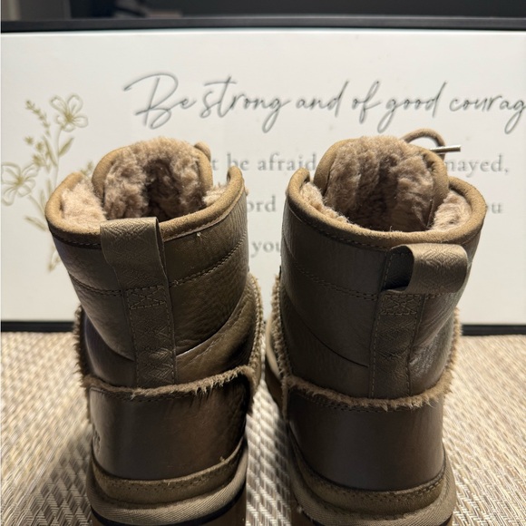 UGG Tan Leather Lace-Up Boots Men SZ 9 **Like new**Box3 - Picture 4 of 6
